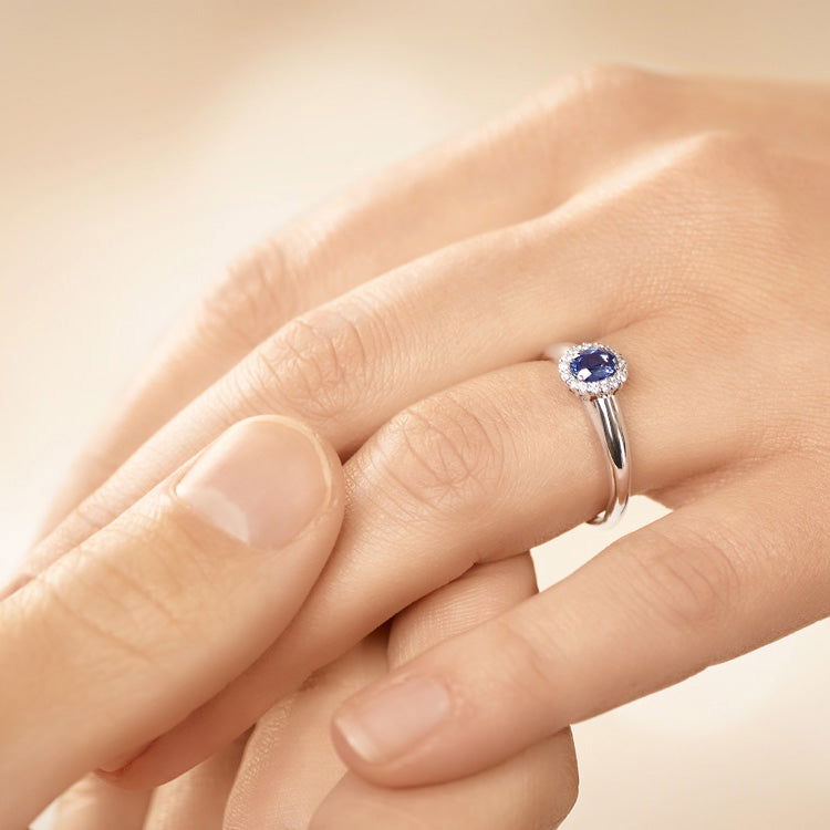 Verlobungsring WINDSOR Weißgold mit Saphir & Diamanten 0.12ct - Trauringmacher München