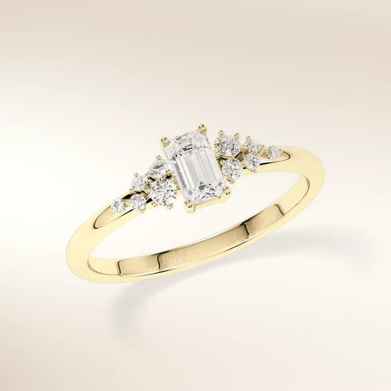 Verlobungsring MIRA EMERALD Gelbgold 585 mit Diamant im Smaragdschliff & Seitendiamanten – Trauringmacher München & Freising