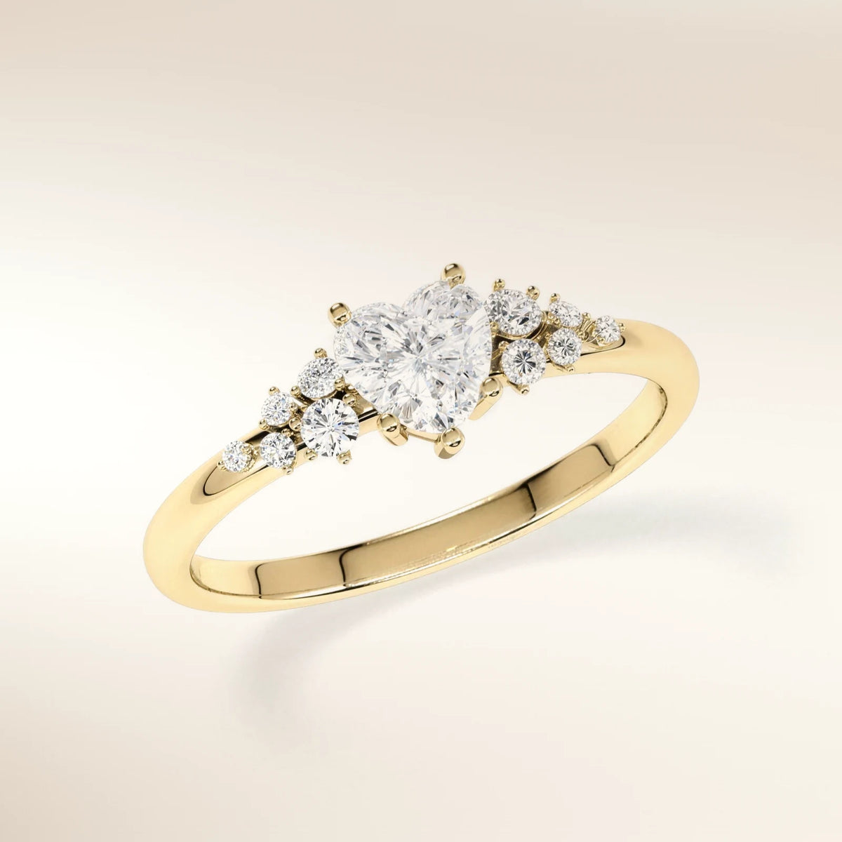Verlobungsring MIRA HERZ Gelbgold 585 mit Diamant in Herzform & Seitendiamanten – Trauringmacher München & Freising