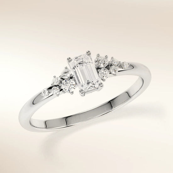 Verlobungsring MIRA EMERALD Platin 950 mit Diamant im Smaragdschliff & Seitendiamanten – Trauringmacher München & Freising