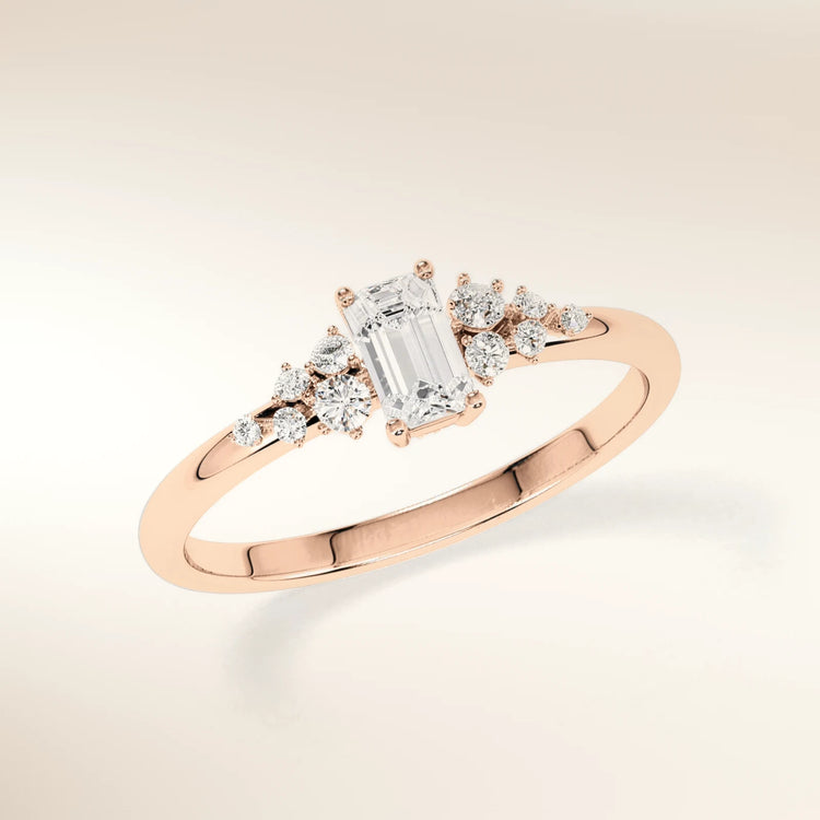 Verlobungsring MIRA EMERALD Roségold 585 mit Diamant im Smaragdschliff & Seitendiamanten – Trauringmacher München & Freising