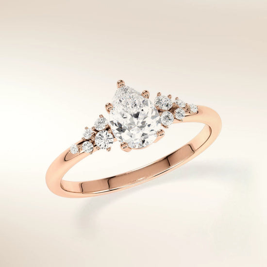 Verlobungsring MIRA TROPFEN Roségold 585 mit Diamant im Tropfenschliff & Seitendiamanten – Trauringmacher München & Freising
