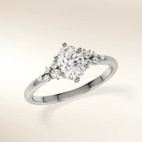 Verlobungsring MIRA OVAL Weißgold 585 mit ovalem Diamant & Seitendiamanten – Trauringmacher München & Freising