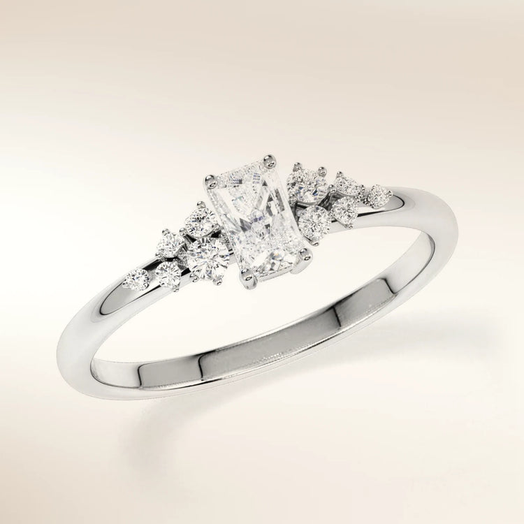 Verlobungsring MIRA RADIANT Weißgold 585 mit Radiant-Diamant & Seitendiamanten – Trauringmacher München & Freising