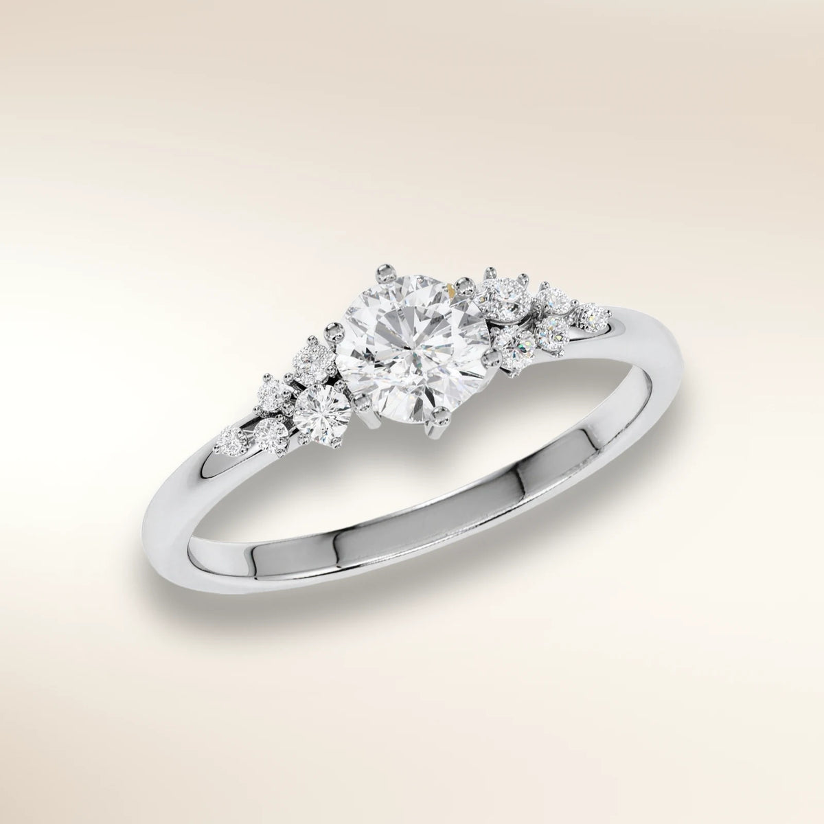 Verlobungsring MIRA Weißgold 585 mit Brillant und Diamant-Seitensteinen – Trauringmacher München & Freising