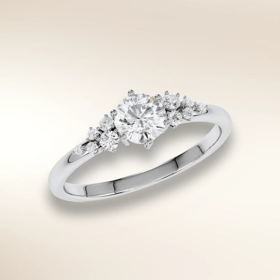 Verlobungsring MIRA Weißgold 585 mit Brillant und Diamant-Seitensteinen – Trauringmacher München & Freising