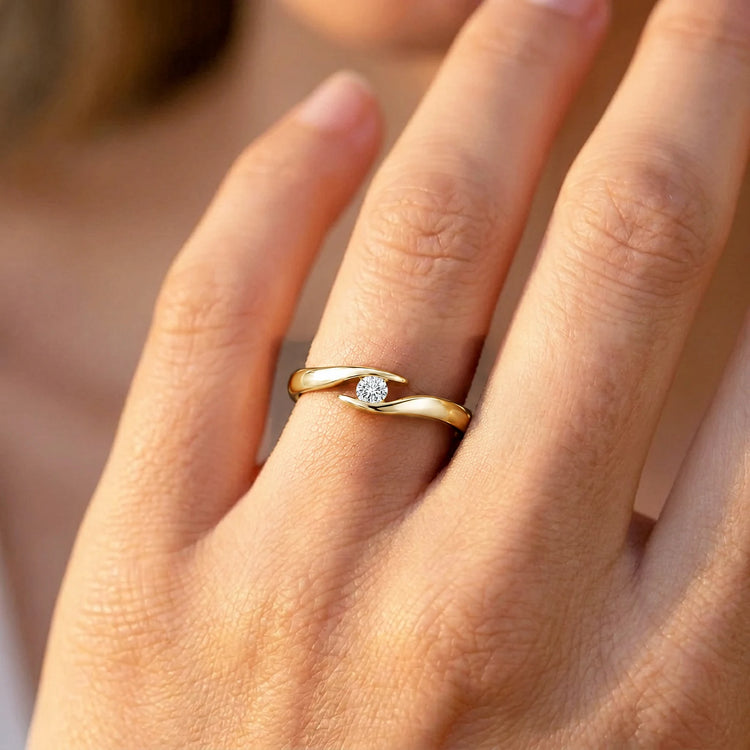 Verlobungsring Gelbgold TWIST am Finger getragen – Verlobungsringe kaufen beim Trauringmacher München