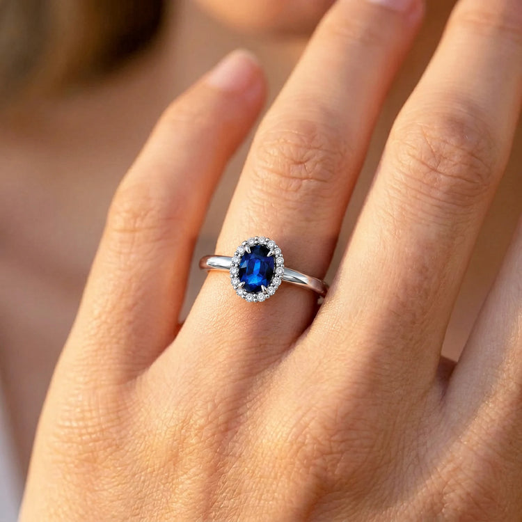 Verlobungsring Platin WINDSOR mit Saphir am Finger getragen – Verlobungsringe kaufen beim Trauringmacher München
