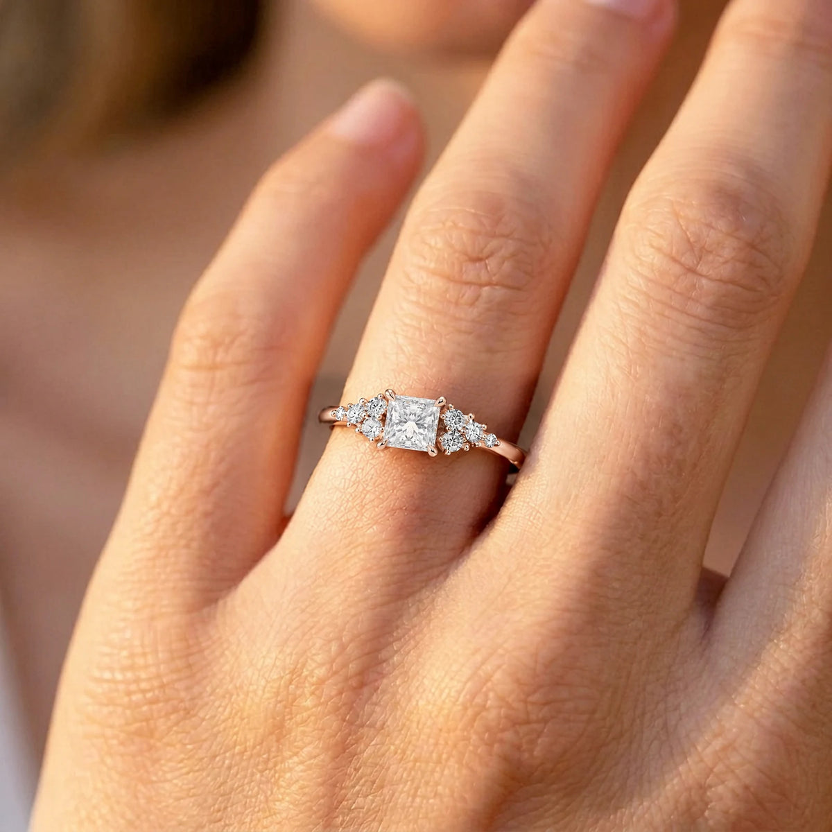 Verlobungsring Roségold MIRA PRINCESS am Finger getragen – Verlobungsringe kaufen beim Trauringmacher München