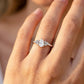Verlobungsring Roségold MIRA TROPFEN am Finger getragen – Verlobungsringe kaufen beim Trauringmacher München