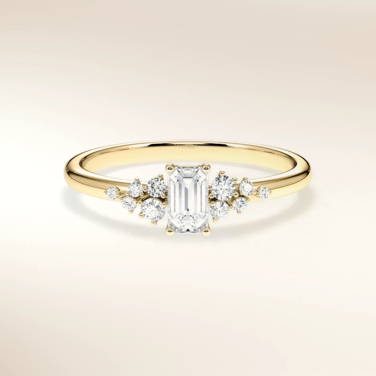 Verlobungsring MIRA EMERALD Gelbgold 585, Diamant im Smaragdschliff mit Seitendiamanten – Trauringmacher München & Freising