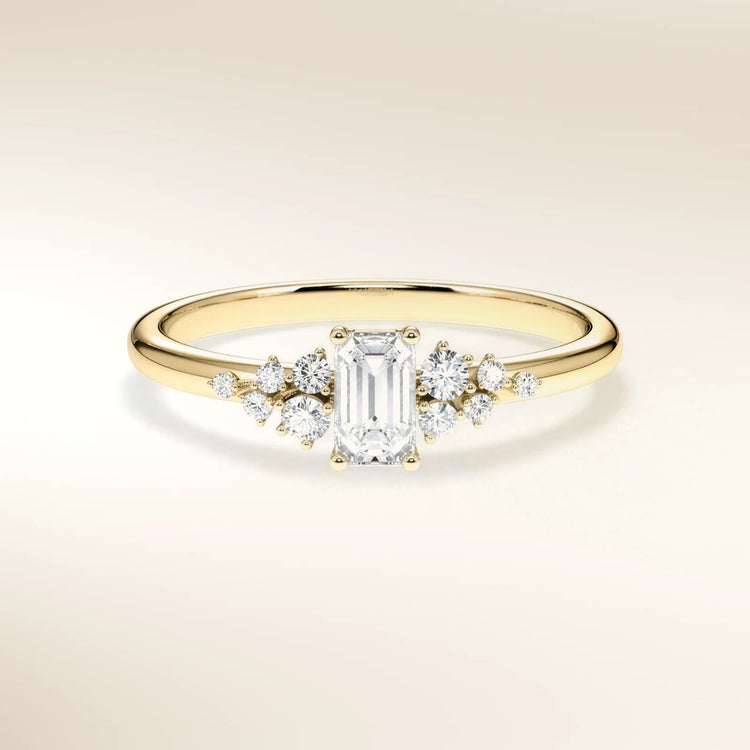 Verlobungsring MIRA EMERALD Gelbgold 585, Diamant im Smaragdschliff mit Seitendiamanten – Trauringmacher München & Freising