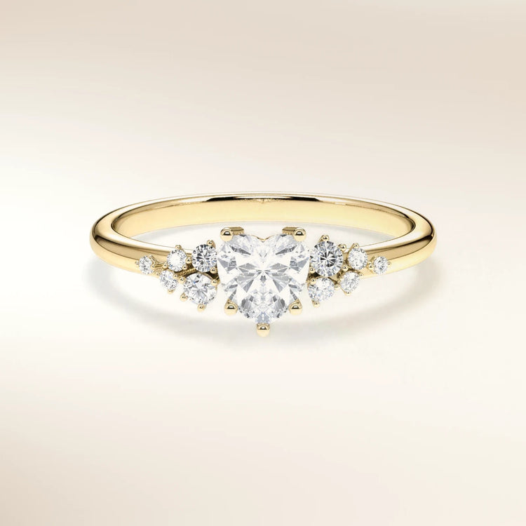 Verlobungsring MIRA HERZ Gelbgold 585, Diamant in Herzform mit Seitendiamanten – Trauringmacher München & Freising