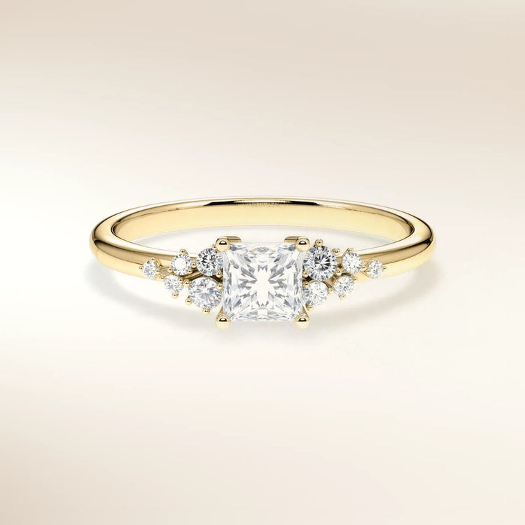 Verlobungsring MIRA PRINCESS Gelbgold 585, Princess-Diamant mit Seitendiamanten – Trauringmacher München & Freising