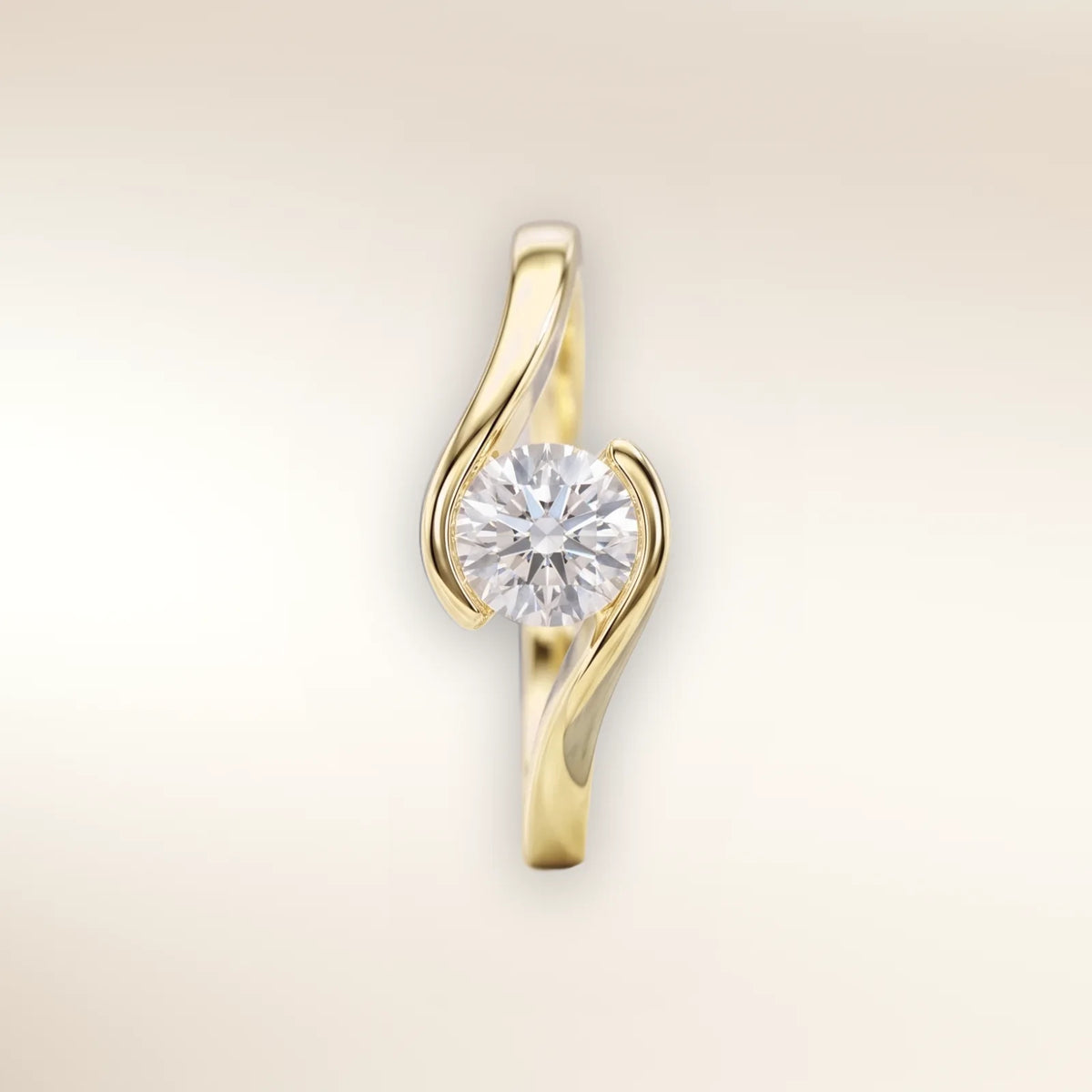 Verlobungsring SWING Gelbgold 585, geschwungene Spannfassung mit Brillant – Trauringmacher München & Freising