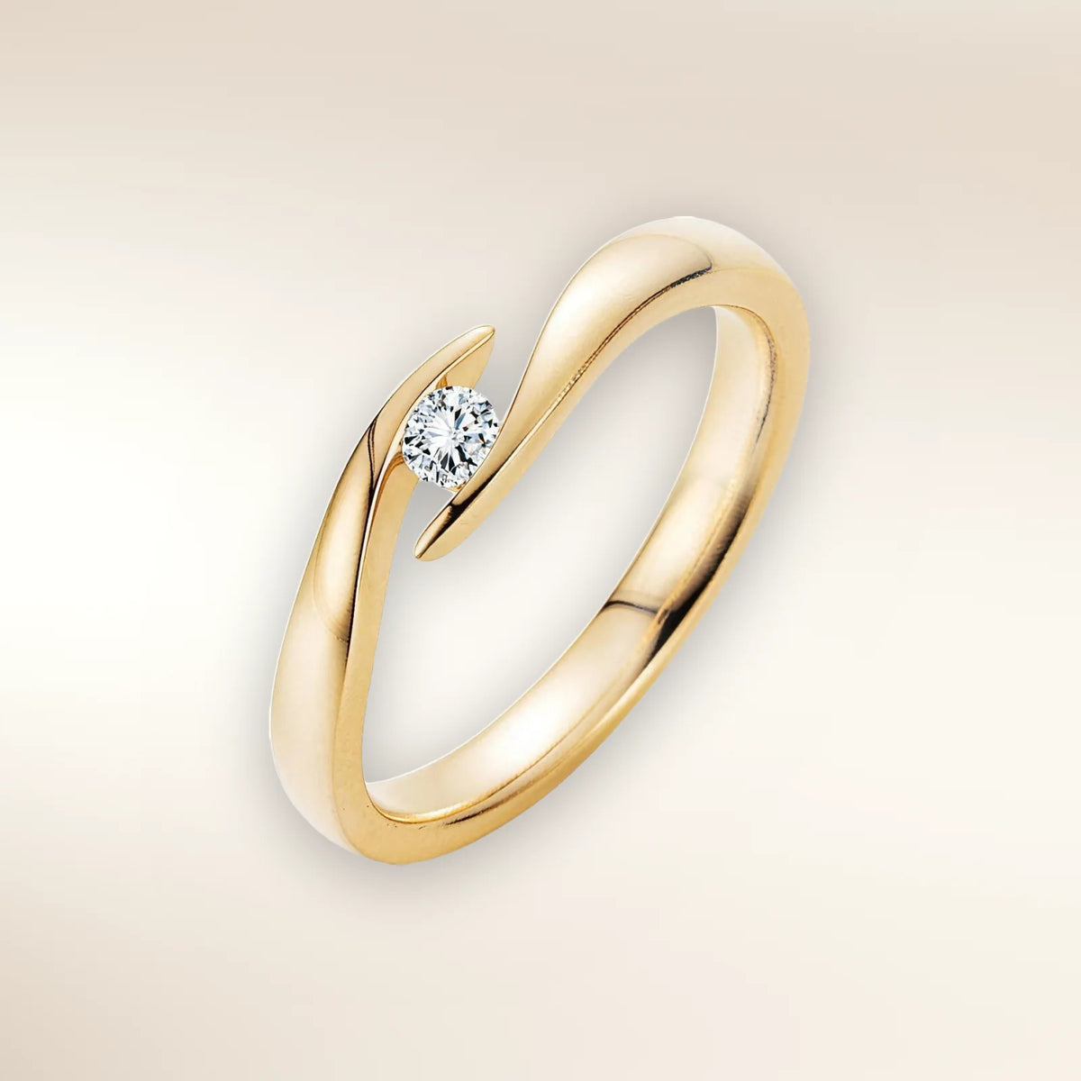 Verlobungsring TWIST Gelbgold 585, gedrehte Ringschiene mit Brillant in Spannfassung – Trauringmacher München & Freising