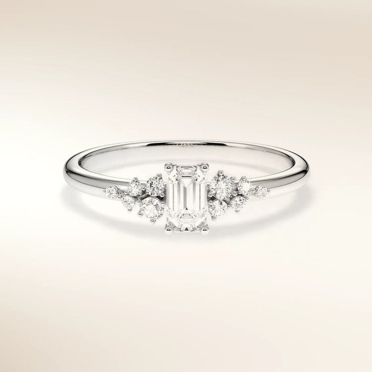 Verlobungsring MIRA EMERALD Platin 950, Diamant im Smaragdschliff mit Seitendiamanten – Trauringmacher München & Freising