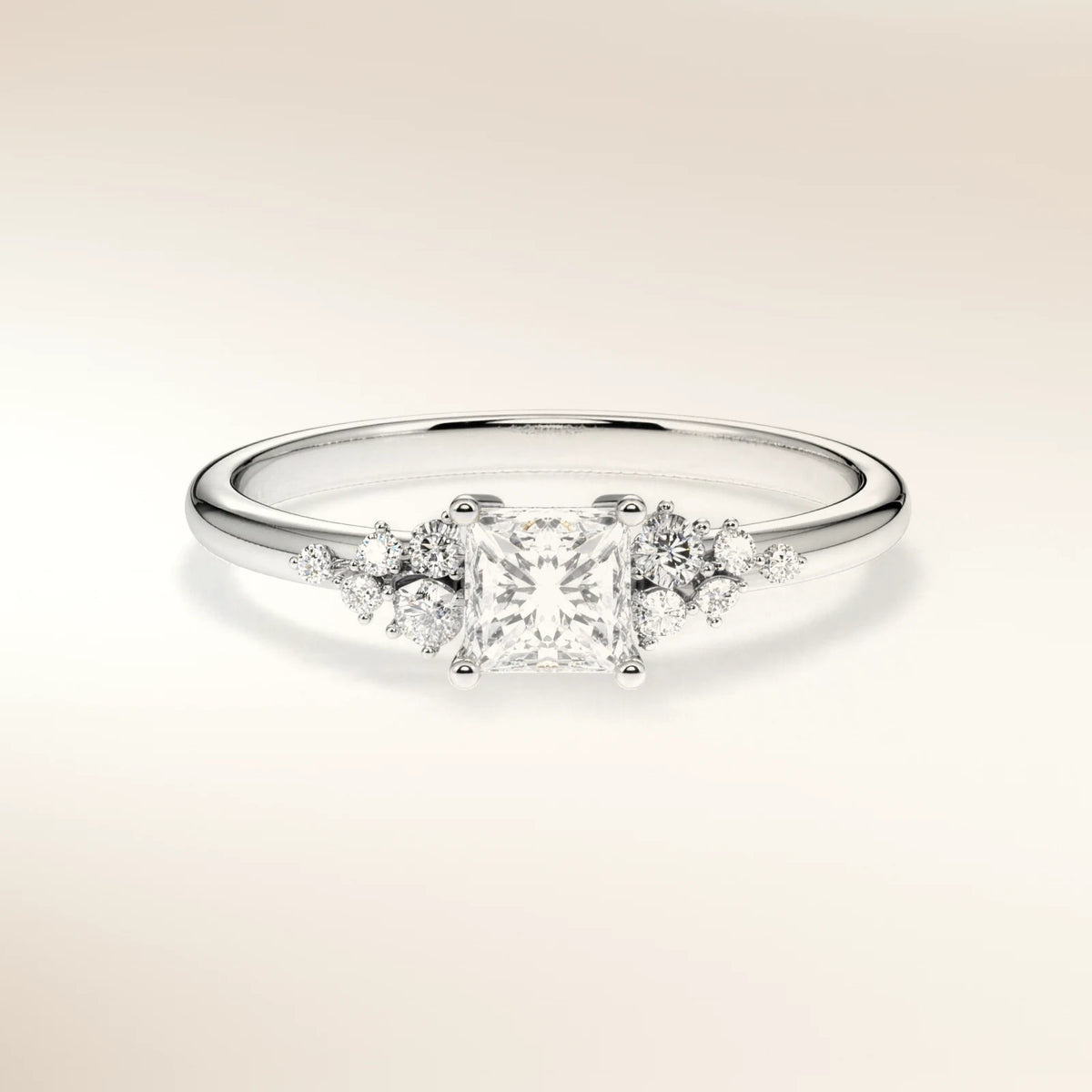 Verlobungsring MIRA PRINCESS Platin 950, Princess-Diamant mit Seitendiamanten – Trauringmacher München & Freising