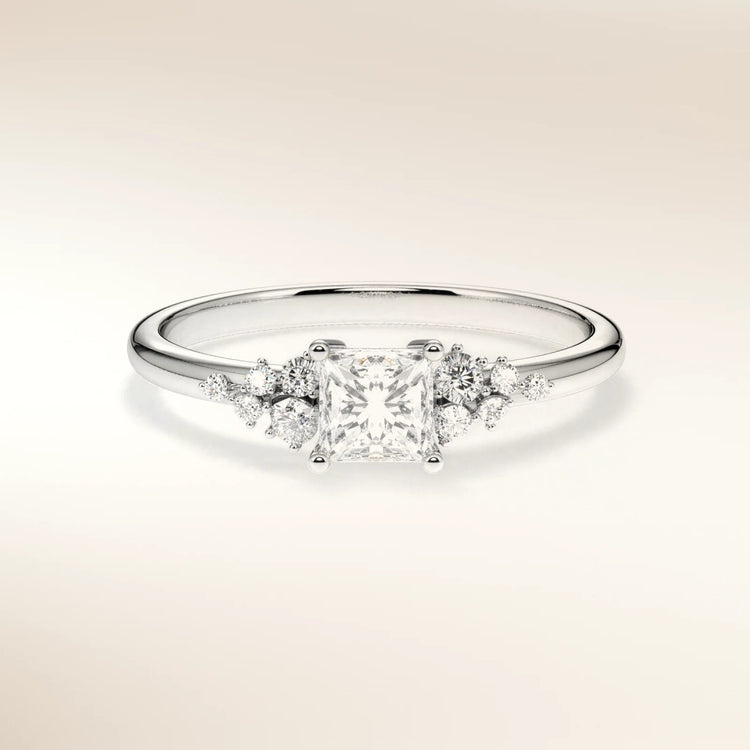 Verlobungsring MIRA PRINCESS Platin 950, Princess-Diamant mit Seitendiamanten – Trauringmacher München & Freising