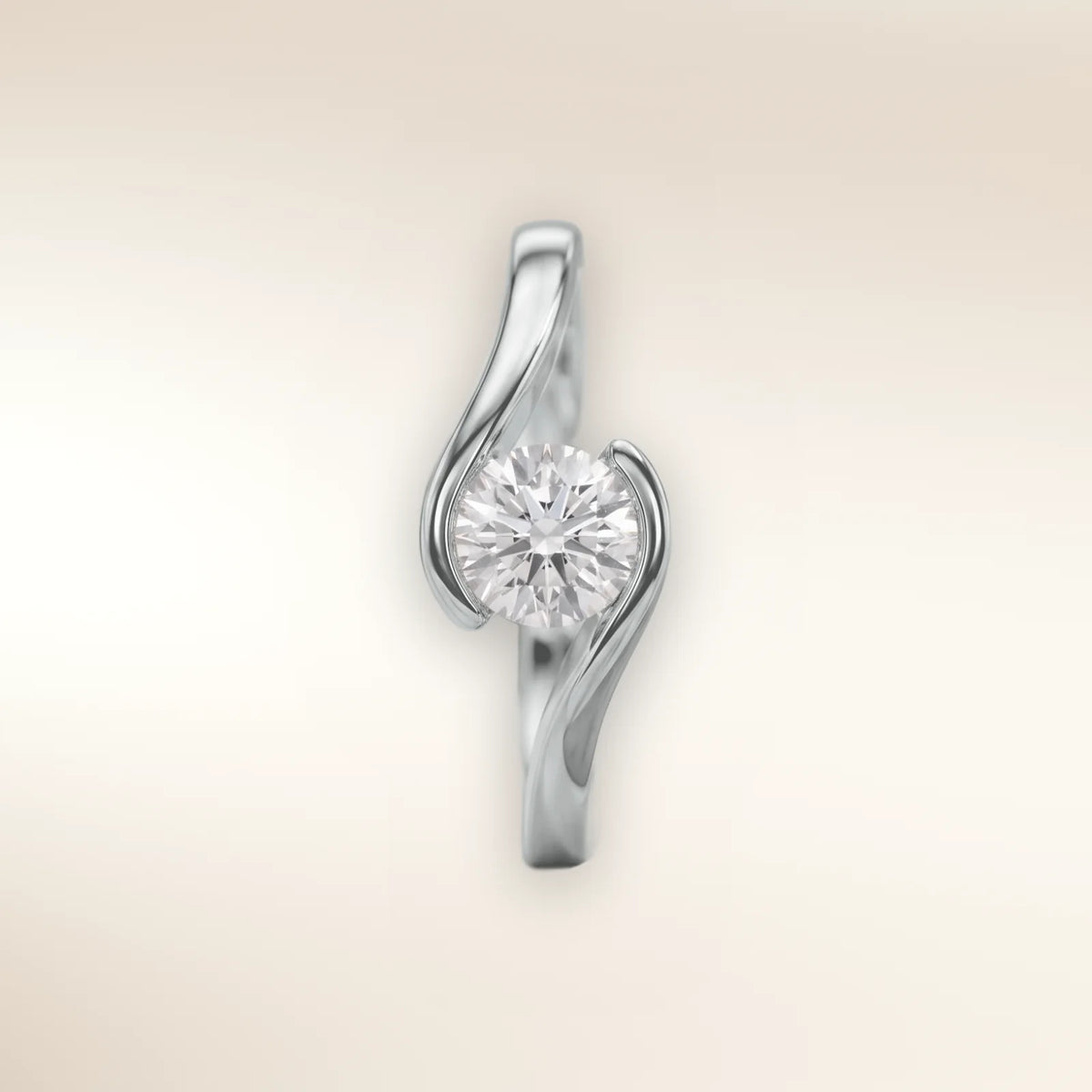 Verlobungsring SWING Platin 950, geschwungene Spannfassung mit Brillant – Trauringmacher München & Freising
