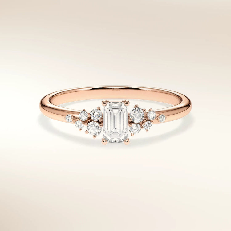 Verlobungsring MIRA EMERALD Roségold 585, Diamant im Smaragdschliff mit Seitendiamanten – Trauringmacher München & Freising