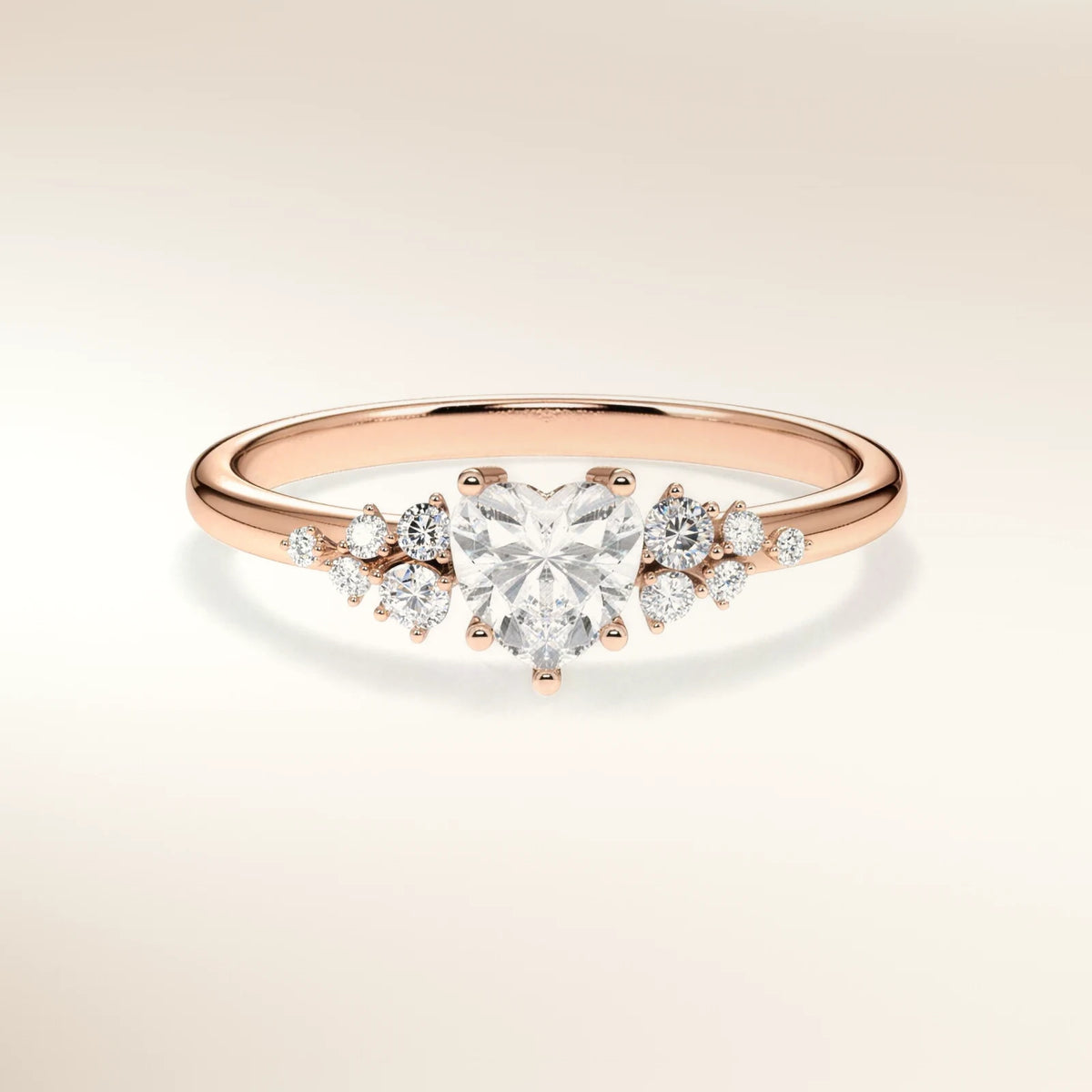Verlobungsring MIRA HERZ Roségold 585, Diamant in Herzform mit Seitendiamanten – Trauringmacher München & Freising