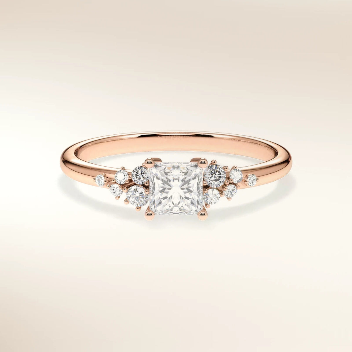 Verlobungsring MIRA PRINCESS Roségold 585, Princess-Diamant mit Seitendiamanten – Trauringmacher München & Freising