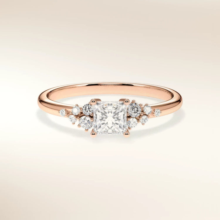 Verlobungsring MIRA PRINCESS Roségold 585, Princess-Diamant mit Seitendiamanten – Trauringmacher München & Freising