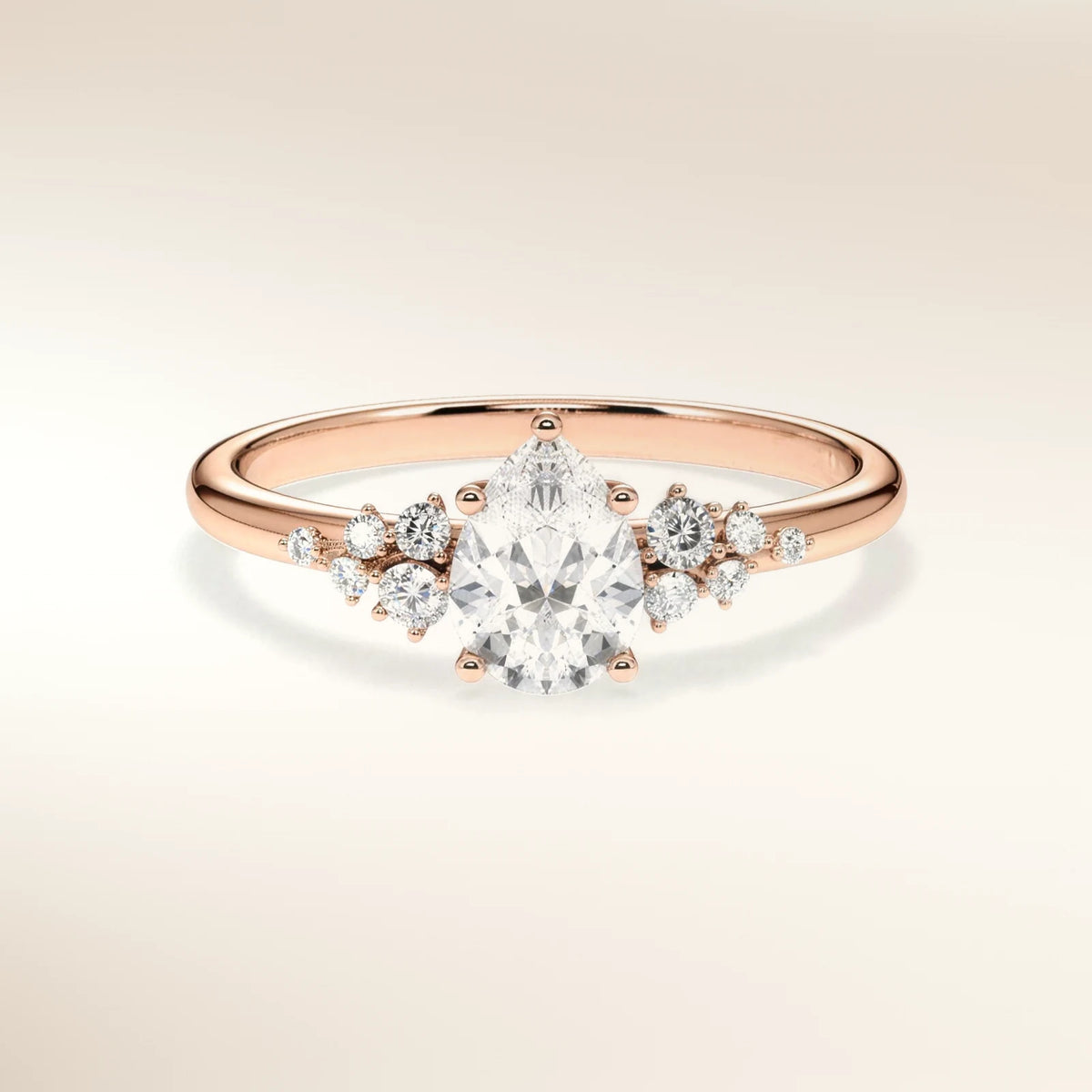 Verlobungsring MIRA TROPFEN Roségold 585, Diamant im Tropfenschliff mit Seitendiamanten – Trauringmacher München & Freising