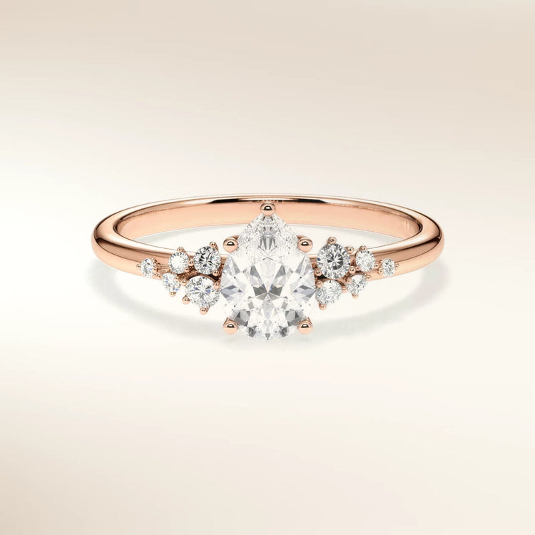 Verlobungsring MIRA TROPFEN Roségold 585, Diamant im Tropfenschliff mit Seitendiamanten – Trauringmacher München & Freising