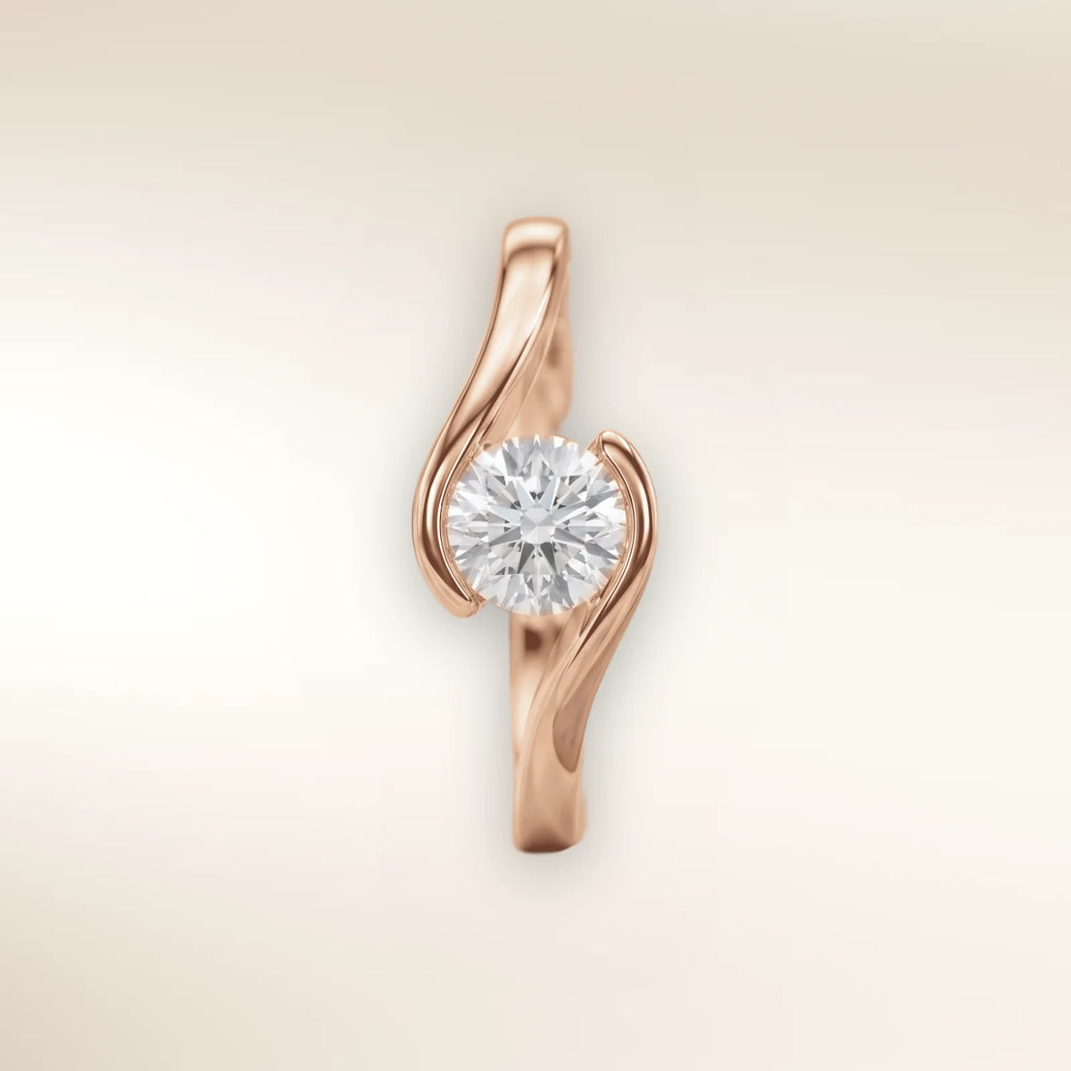 Verlobungsring SWING Roségold 585, geschwungene Spannfassung mit Brillant – Trauringmacher München & Freising