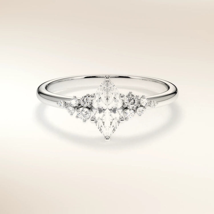 Verlobungsring MIRA MARQUISE Weißgold 585, Marquise-Diamant mit Seitendiamanten – Trauringmacher München & Freising
