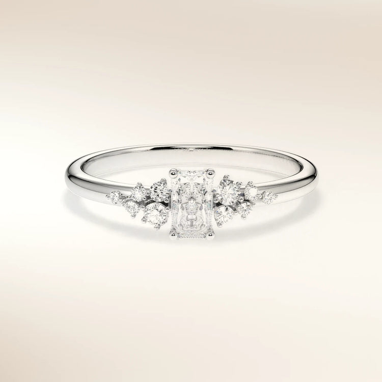 Verlobungsring MIRA RADIANT Weißgold 585, Radiant-Diamant mit Seitendiamanten – Trauringmacher München & Freising