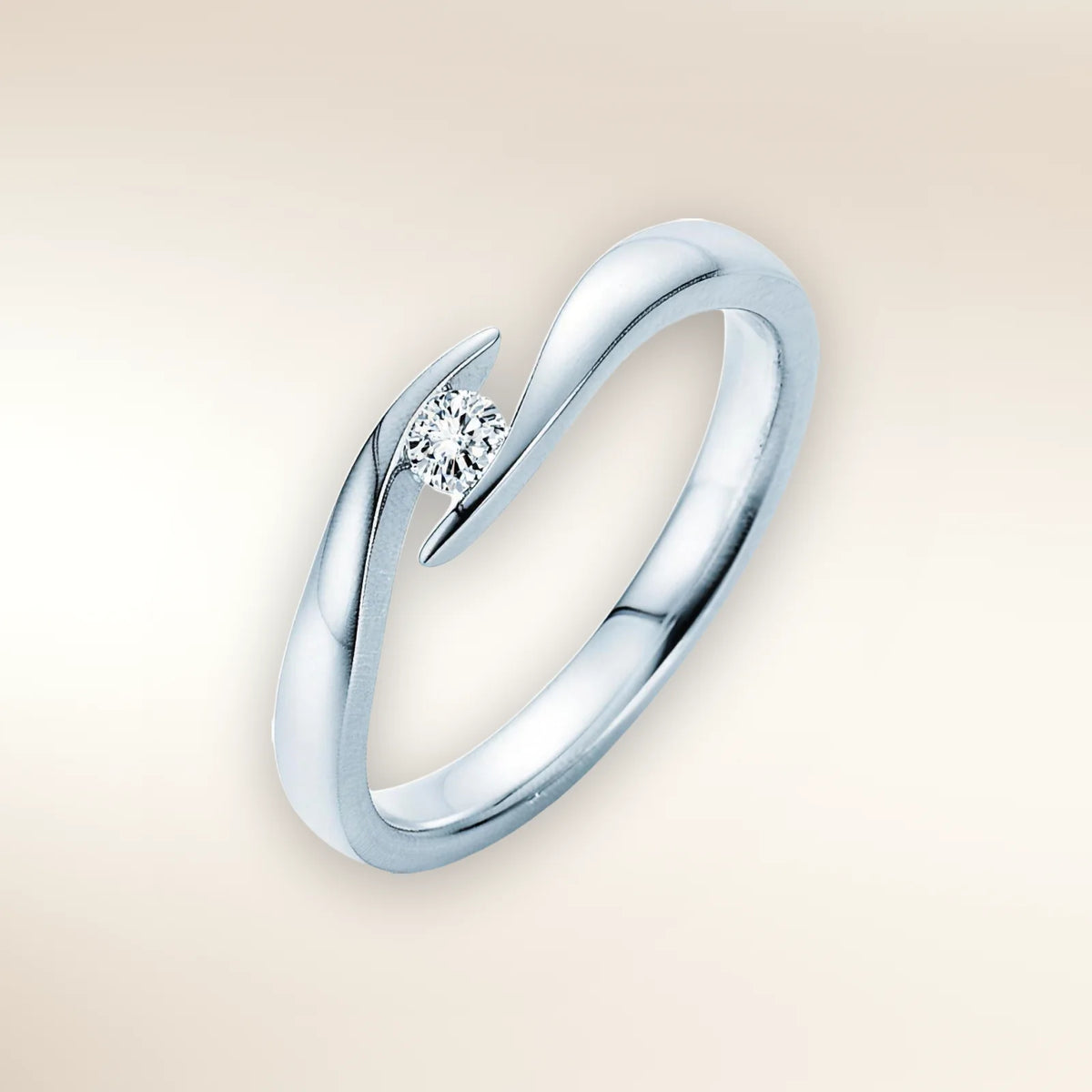 Verlobungsring TWIST Weißgold 585, gedrehte Ringschiene mit Brillant in Spannfassung – Trauringmacher München & Freising