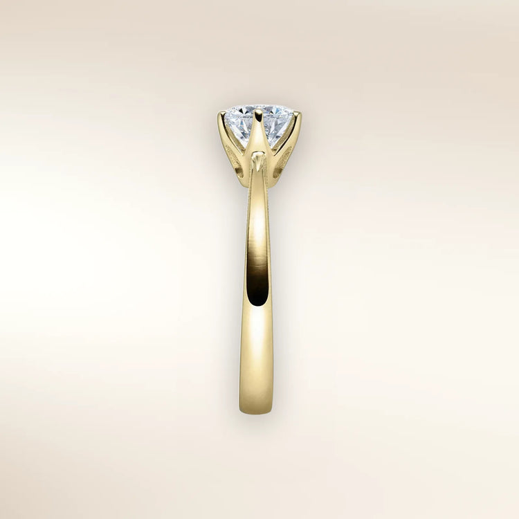 Verlobungsring FRIDRICH Gelbgold Seitenansicht, schmale Ringschiene mit Brillant – Trauringmacher Freising & München