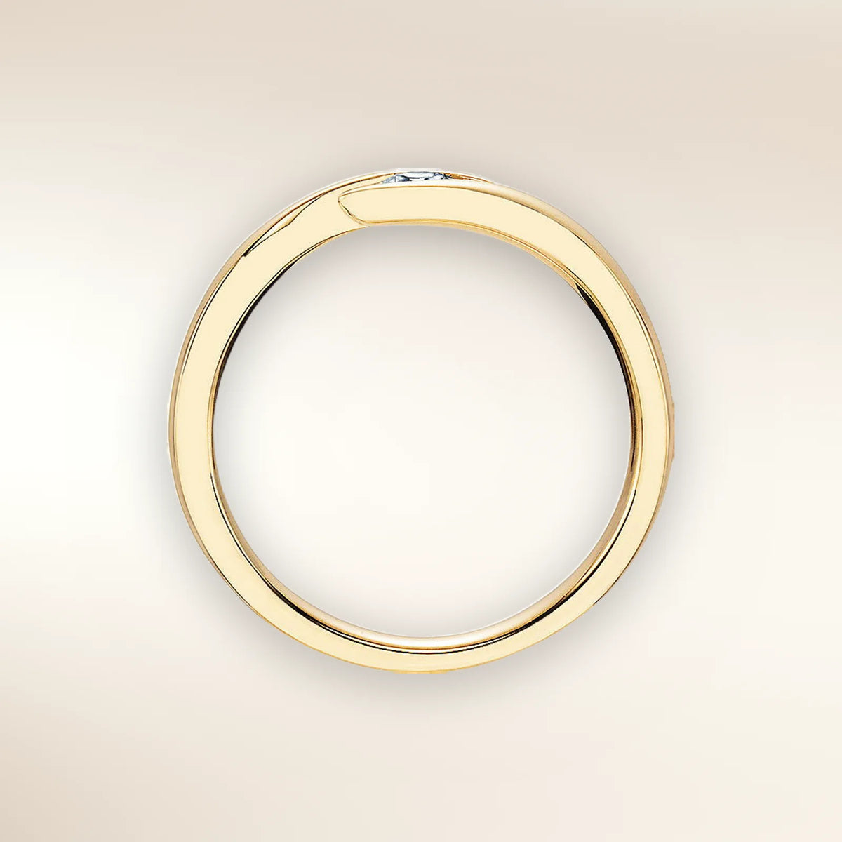 Verlobungsring TWIST Gelbgold Seitenansicht, Blick durch die Ringschiene – Trauringmacher Freising & München