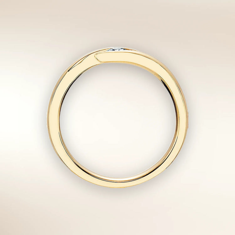 Verlobungsring TWIST Gelbgold Seitenansicht, Blick durch die Ringschiene – Trauringmacher Freising & München