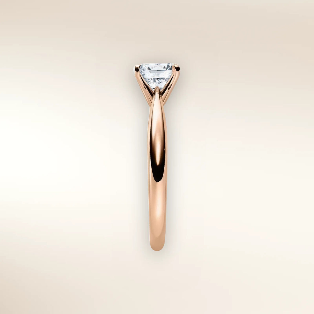 Verlobungsring HABITI Roségold Seitenansicht, schmale Ringschiene mit Brillant – Trauringmacher Freising & München