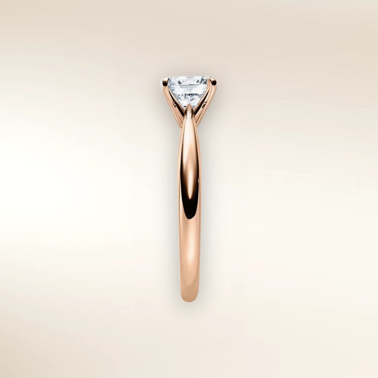 Verlobungsring HABITI Roségold Seitenansicht, schmale Ringschiene mit Brillant – Trauringmacher Freising & München