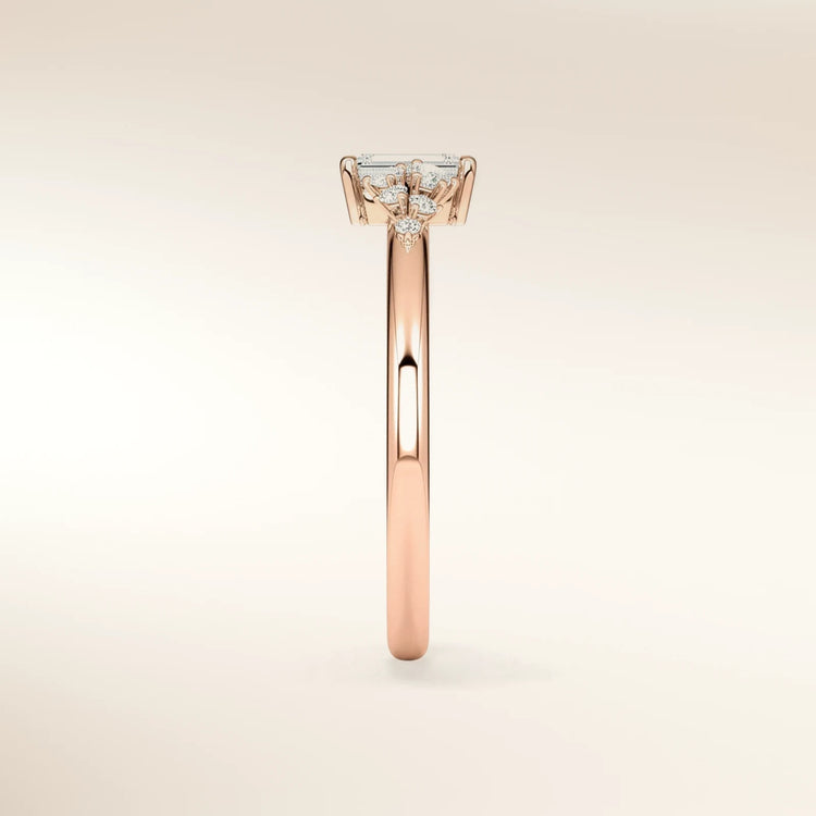 Verlobungsring MIRA EMERALD Roségold Seitenansicht – Trauringmacher Freising & München