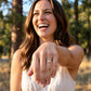 Glückliche Frau zeigt ihren Verlobungsring HABITI in Weißgold – Verlobungsringe München & Freising, Trauringmacher